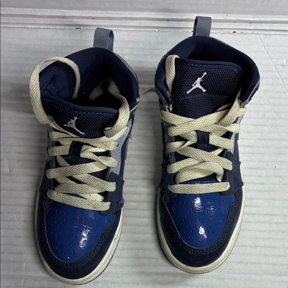 Kids Blue and White JORDAN sneakers SKU DX2195-400 USED (original box)